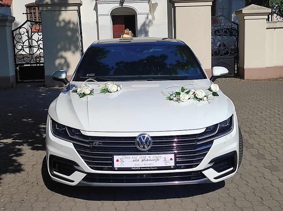 Piękne białe auto do ślubu